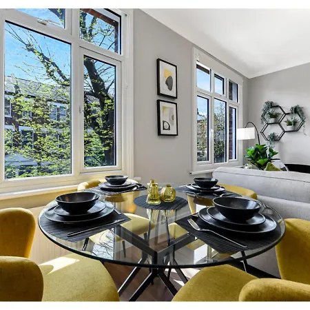 Energizing Getaway: Newly Renovated 2 Bedroom Flat Apartment
