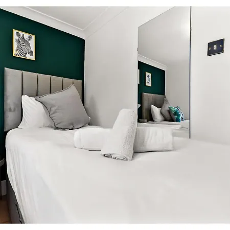 Apartment Energizing Getaway: Newly Renovated 2 Bedroom Flat *