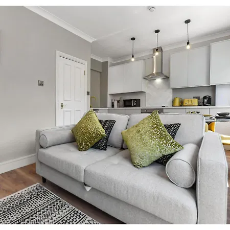 Energizing Getaway: Newly Renovated 2 Bedroom Flat