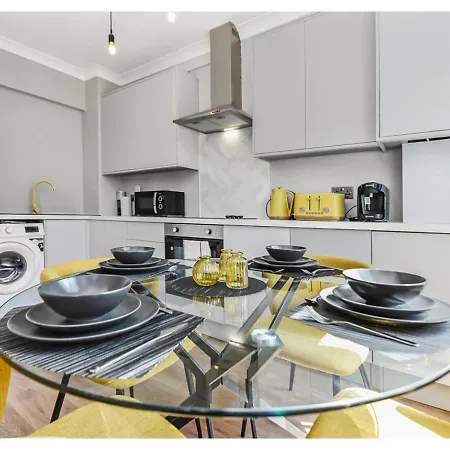 Apartment Energizing Getaway: Newly Renovated 2 Bedroom Flat London