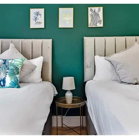 Apartment Energizing Getaway: Newly Renovated 2 Bedroom Flat