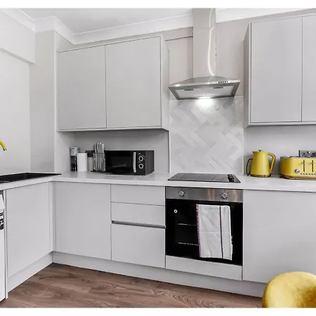 Energizing Getaway: Newly Renovated 2 Bedroom Flat Apartment