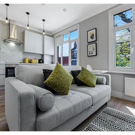 Energizing Getaway: Newly Renovated 2 Bedroom Flat
