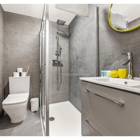 Energizing Getaway: Newly Renovated 2 Bedroom Flat Apartment *