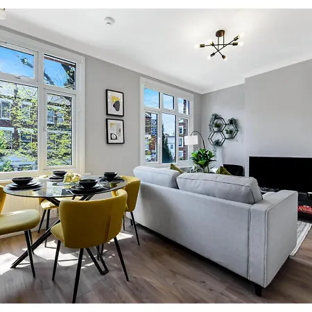 Energizing Getaway: Newly Renovated 2 Bedroom Flat * London