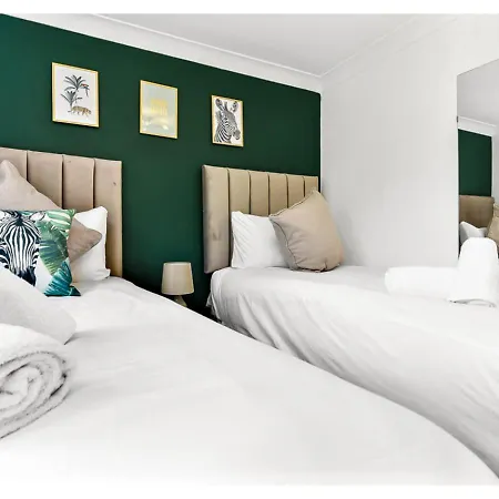 Energizing Getaway: Newly Renovated 2 Bedroom Flat Apartment London