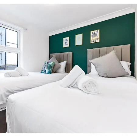 Apartment Energizing Getaway: Newly Renovated 2 Bedroom Flat *