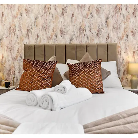 Energizing Getaway: Newly Renovated 2 Bedroom Flat *