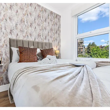 Apartment Energizing Getaway: Newly Renovated 2 Bedroom Flat