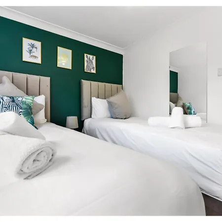 Energizing Getaway: Newly Renovated 2 Bedroom Flat Apartment London