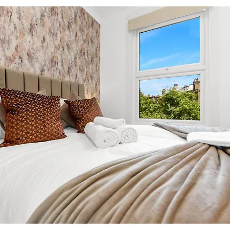 Energizing Getaway: Newly Renovated 2 Bedroom Flat *