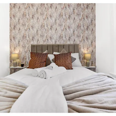 Energizing Getaway: Newly Renovated 2 Bedroom Flat