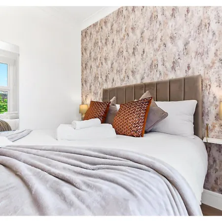 Energizing Getaway: Newly Renovated 2 Bedroom Flat Apartment *