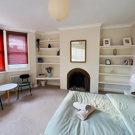Cosy 3 Bedroom Flat Nearby Willsden Homestay London