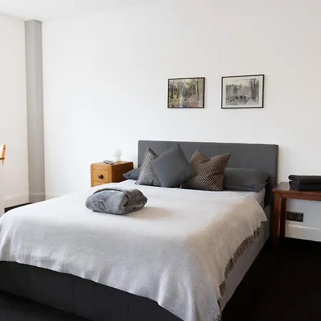 Village Self Contained Flat & Appartamento Cheam