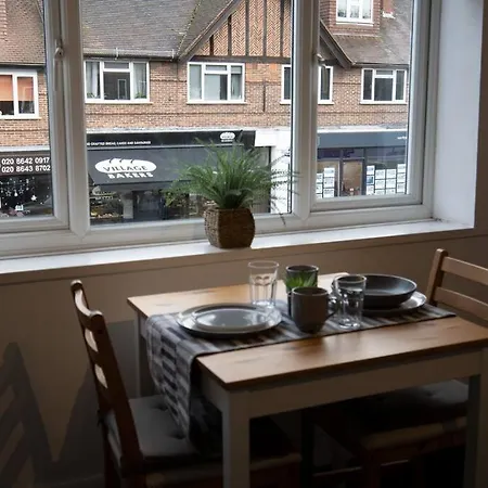 Village Self Contained Flat & Appartamento Cheam