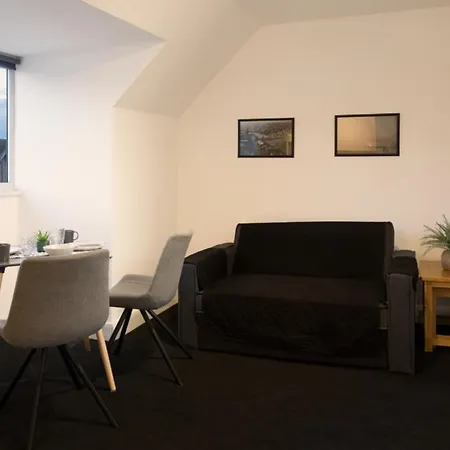 Village Self Contained Flat & Appartamento Cheam