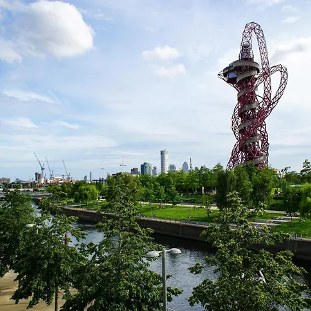 Stunning 2 Bed - Canary Wharf Apartment London