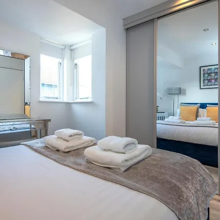 2 Bed Town House With Garden In Hackney, London