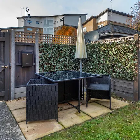 Apartment 2 Bed Town House With Garden In Hackney, *