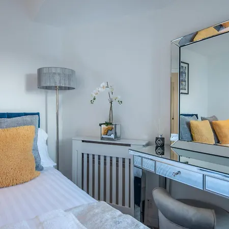 2 Bed Town House With Garden In Hackney, Apartment London