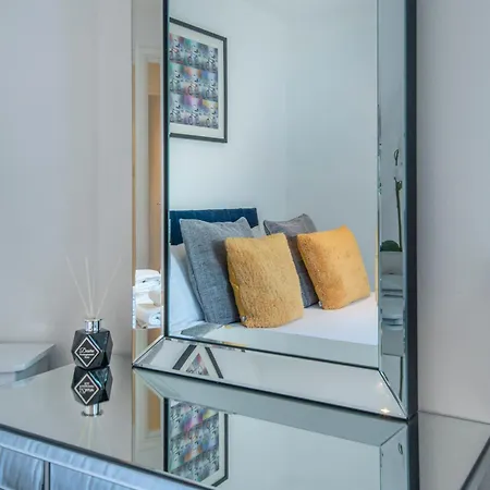 2 Bed Town House With Garden In Hackney,