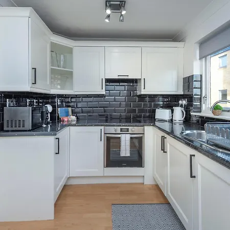 2 Bed Town House With Garden In Hackney, London