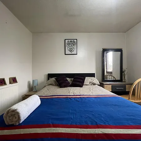 Comfortable 2-bed House In Zone 2 Holiday home London
