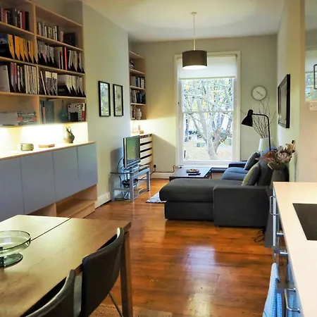Hébergement de vacances Stunning House Overlooking Local Park *
