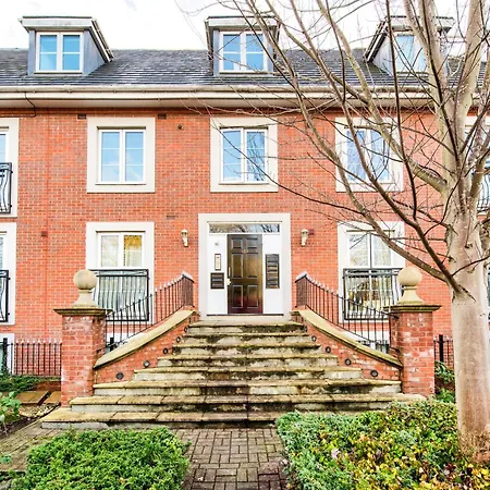 3-bedroom Penthouse, Brentford, Free Parking * Brentford