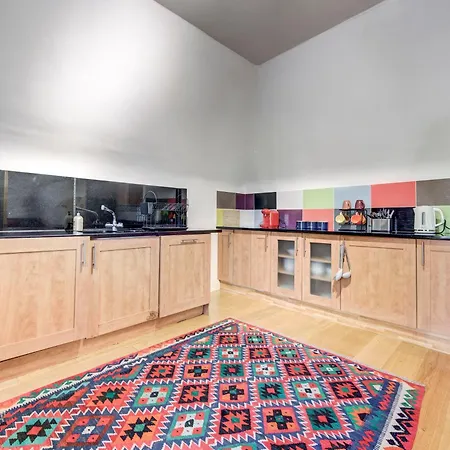 3-bedroom Penthouse, Brentford, Free Parking Apartment Brentford