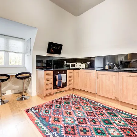3-bedroom Penthouse, Brentford, Free Parking Brentford