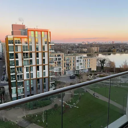 Spacious Flat In Manor House, London
