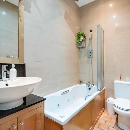 Welcome Theatreland Apartment