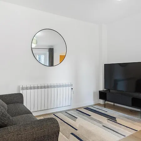 Prime Location Flats Apartment *