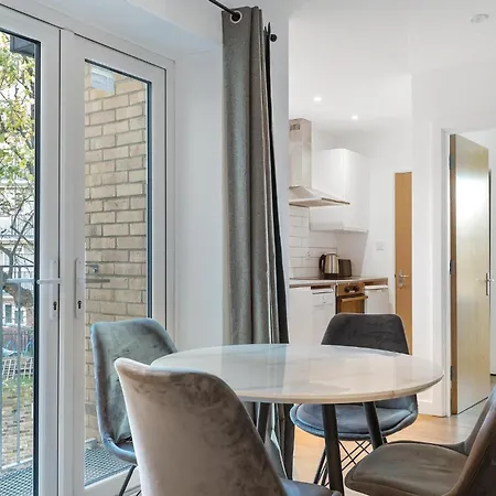 Prime Location Flats Apartment *