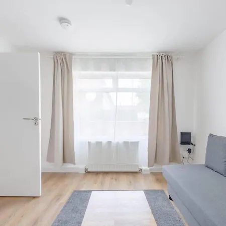 Apartment 2bd East Sleeps 7!