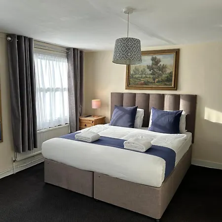 Black Lion 3* Surbiton