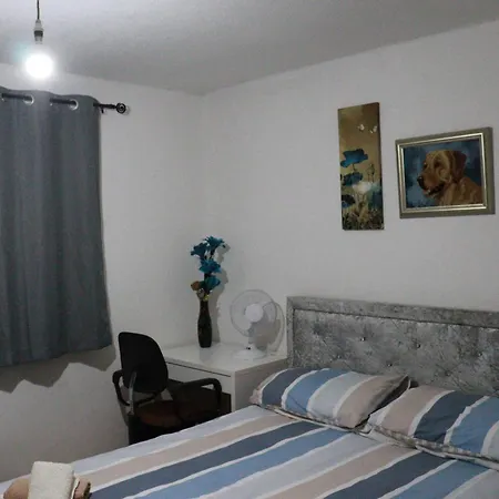 Comfortable 2-bed House In Zone 2 Holiday home London