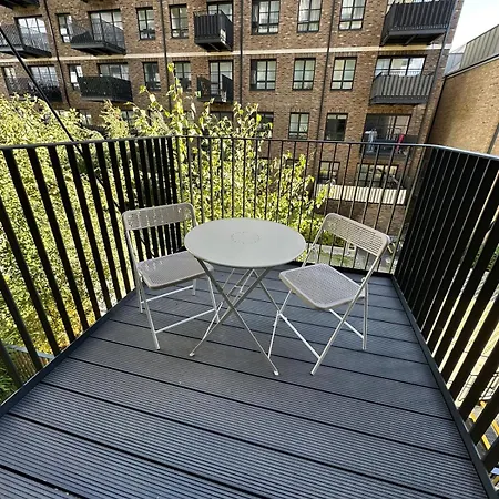 Luxury Apartment-business-relocation-canary Wharf * London