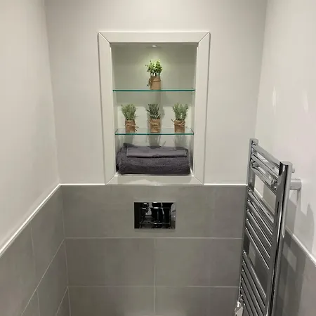 Aeropartment & Aerotel, London Heathrow Airport, Terminal 4, Ev Stations & Cheap Parking On Site! Apartment *