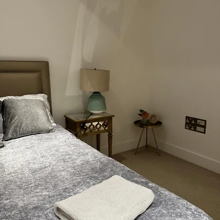 2 Bed 2 Bath - Amazing Views Of And River Thames * London