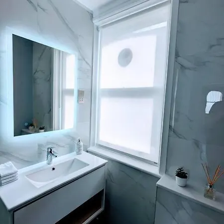 Hello, Fitzrovia! Apartment *