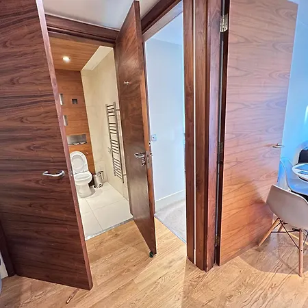 Deluxe Entire Flat At Farringdon Station * 伦敦