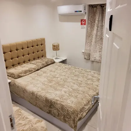 Panzió Air Conditioned Modern Double Bed Room With Private Attached Bathroom - Free Parking - Near London Heathrow Airport & Southall Broadway