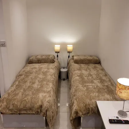 Air Conditioned Modern Double Bed With Private Attached Bathroom - Free Parking - Near London Heathrow Airport & Broadway Southall