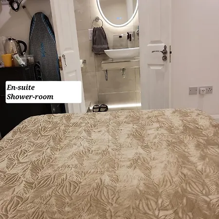 Air Conditioned Modern Double Bed Room With Private Attached Bathroom - Free Parking - Near London Heathrow Airport & Southall Broadway * Southall