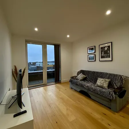 Spacious 2 Bedroom Penthouse Retreat Appartamento *