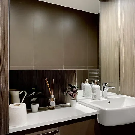 Spacious 2 Bedroom Penthouse Retreat Appartamento *