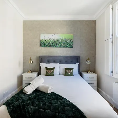 Beautiful 4 Bedroom House Near Paddington Station